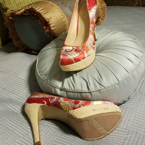 NINE WEST PAISLEY HEELS - Picture 2 of 4